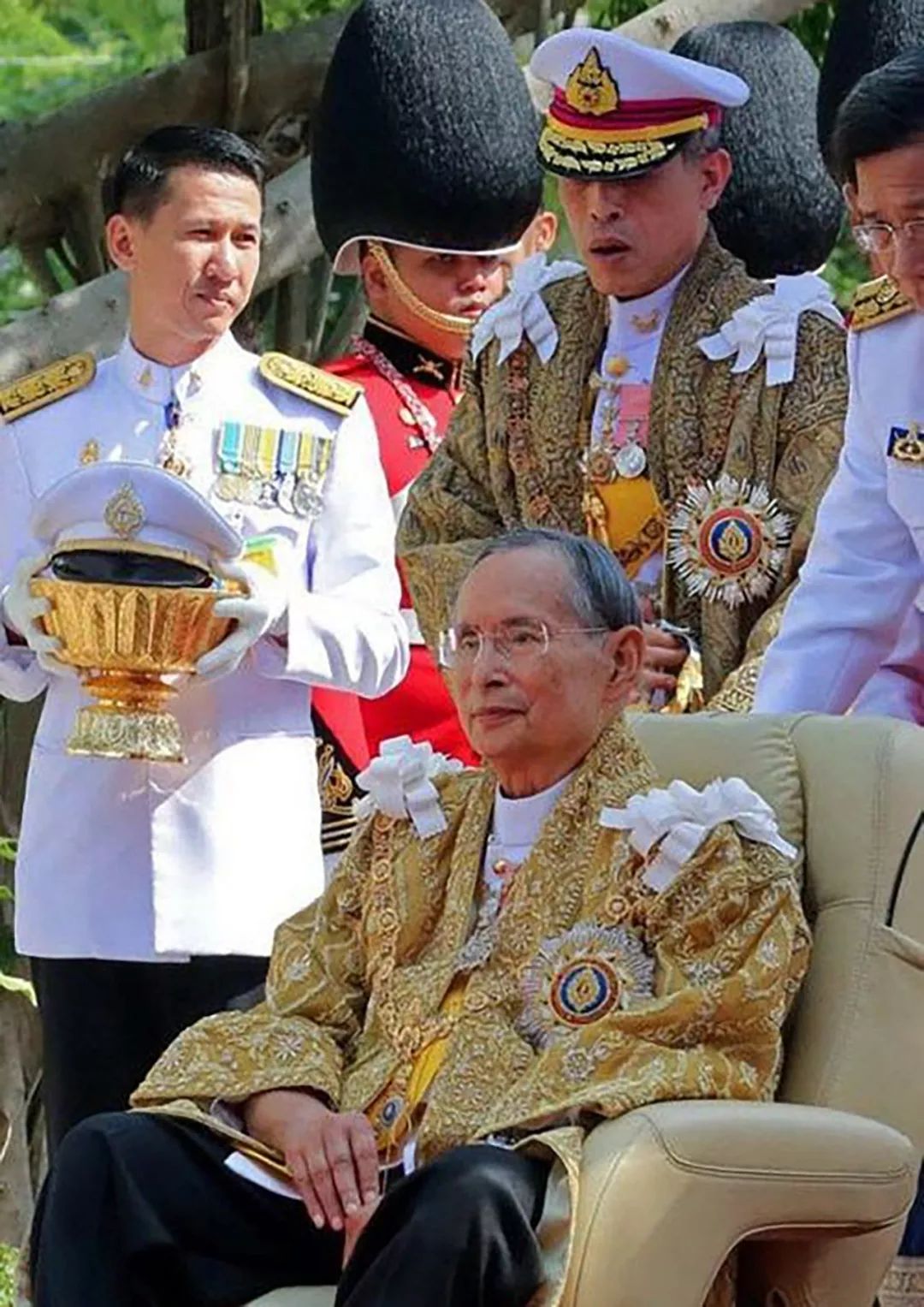 舐犊情深泰国老国王对儿子关怀备至亲手帮玛哈整理衬衫好细腻