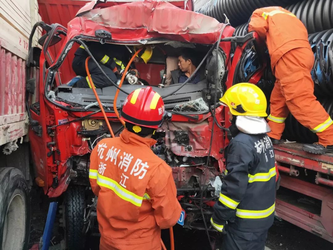 下沙服务区附近突发连环车祸!四辆车撞的不像样了!原因.