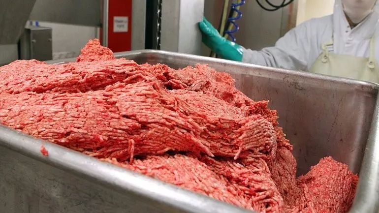 不同类型和品牌的碎牛肉.