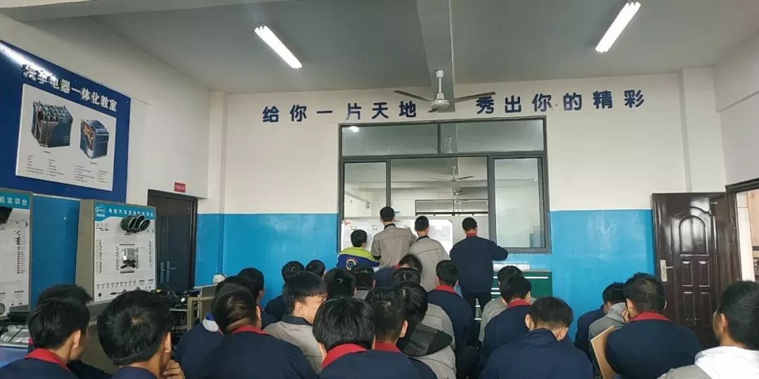 學習組觀看了南昌汽車機電學校示範校展示片和汽車專業宣傳片學習交流