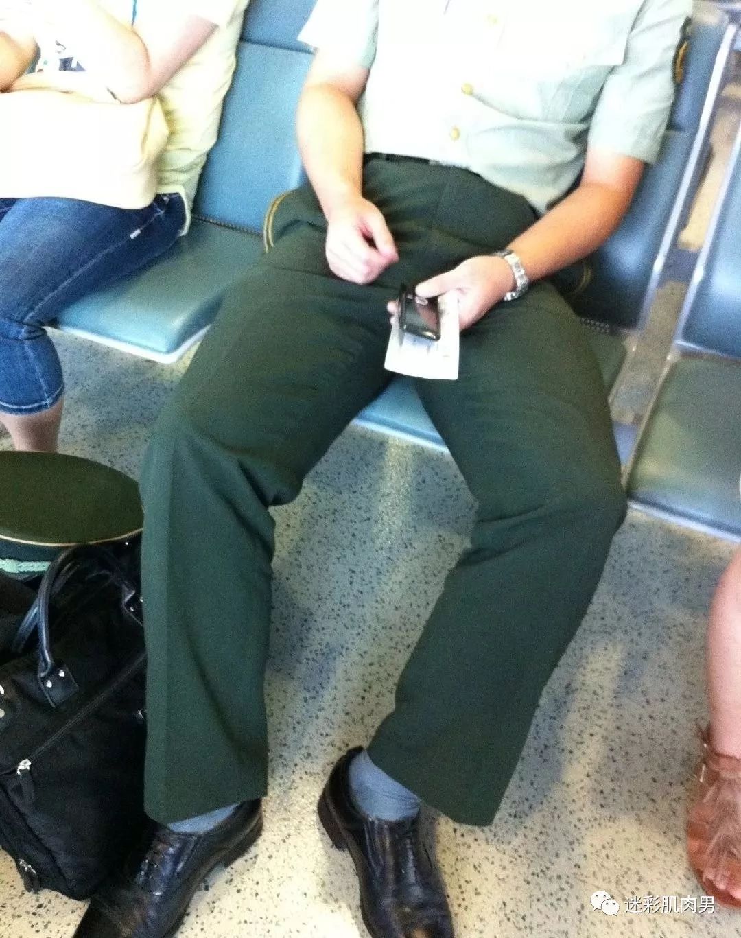 车站捕获熟睡帅兵哥想和他坐一起,这裤子太紧了