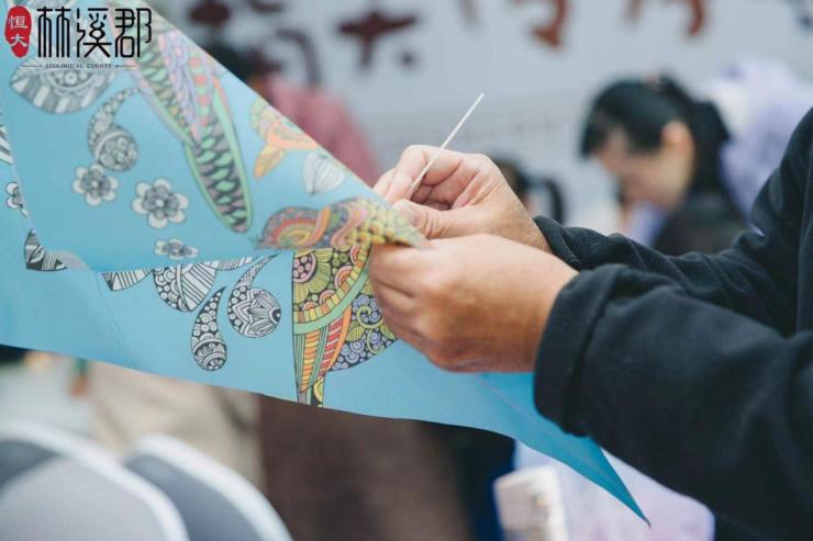 得风则鸣 其声随风抑扬哨口艺术是板鹞风筝的一绝一只板鹞上装有几百