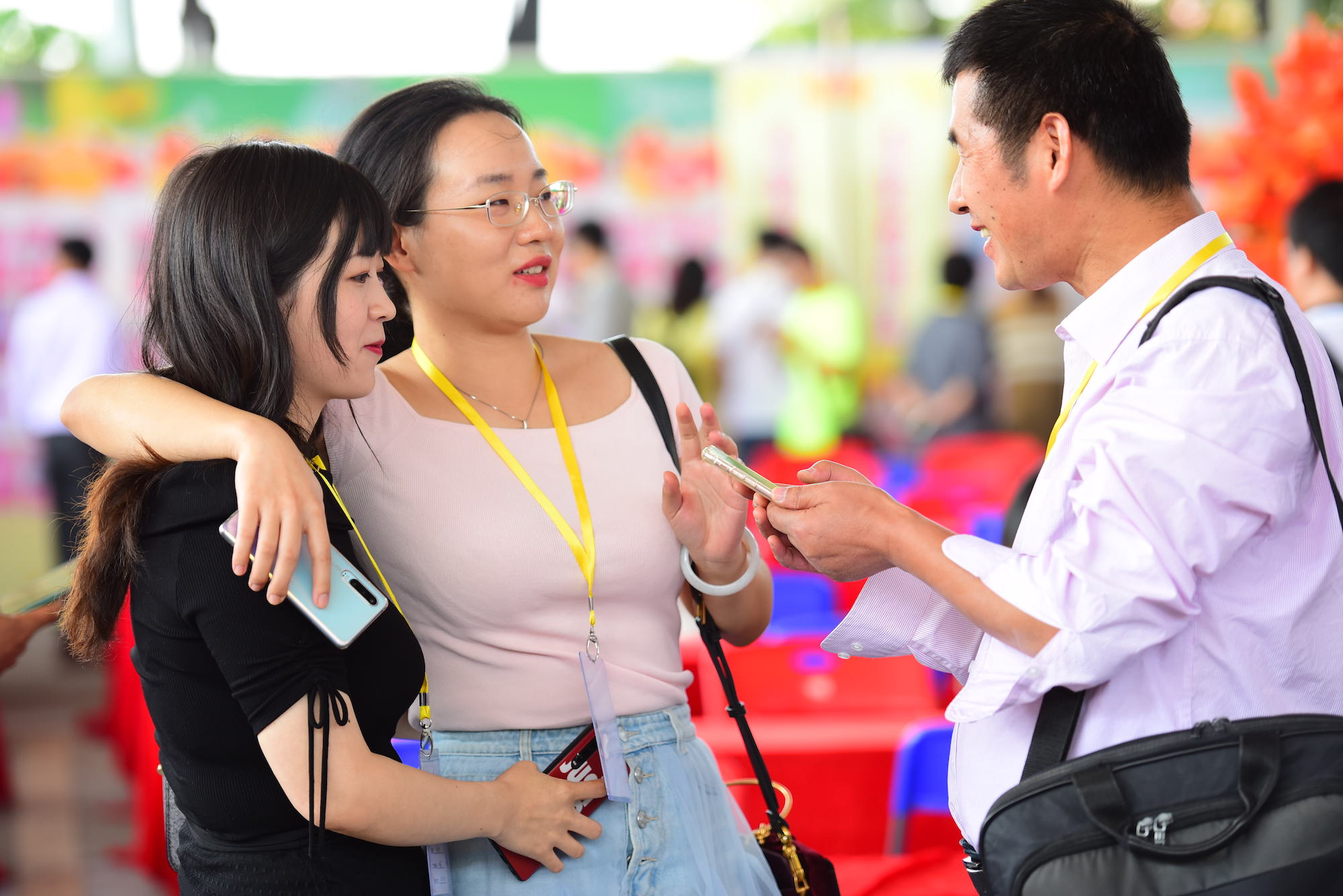 90后女神"组团"东莞观音山相亲 现场掀起表白热潮_嘉宾