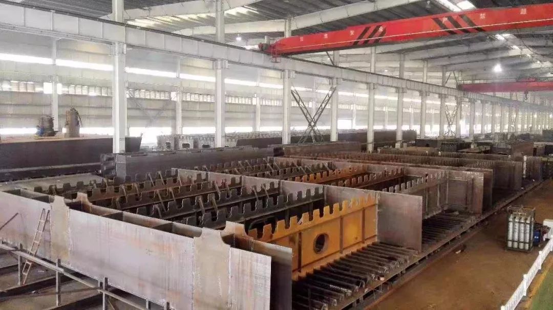 桥厂家加工照片梦海前湾河桥首节段拖拉完成照片为保证钢箱梁制作品质