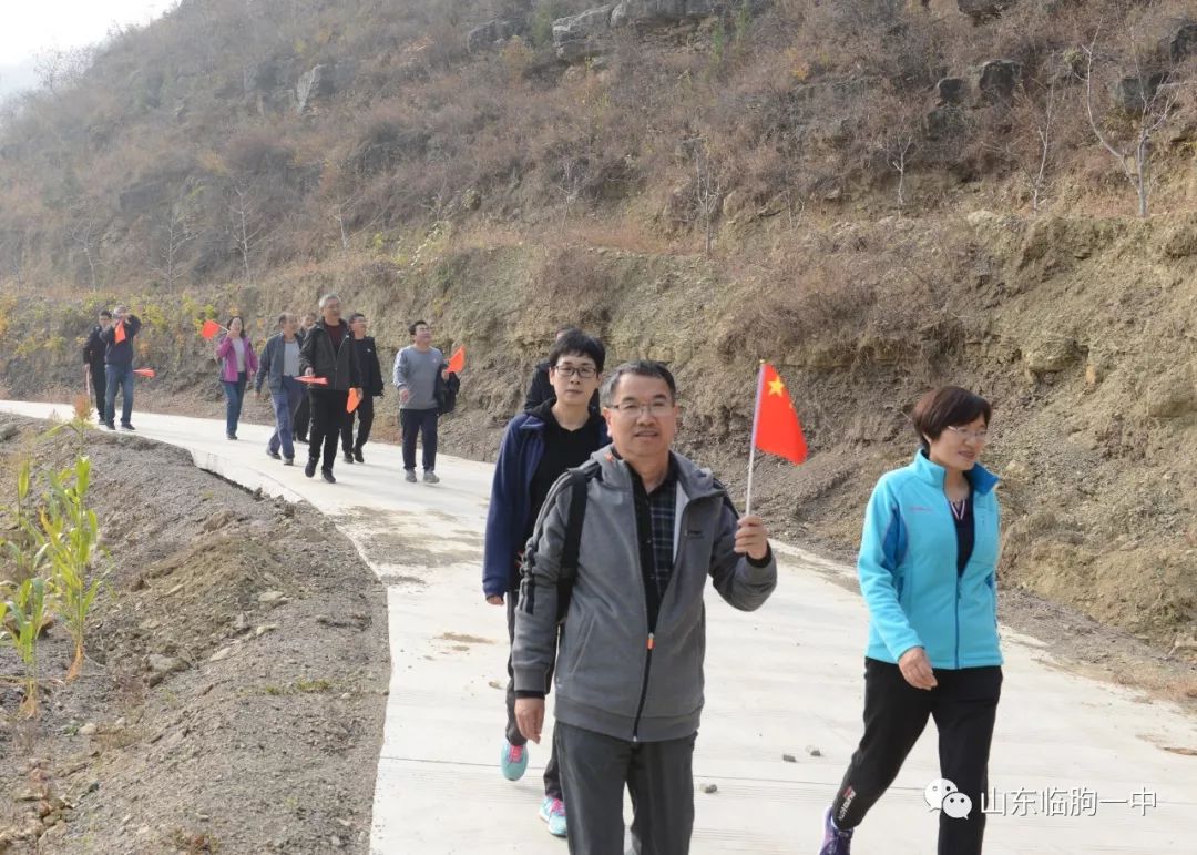 绣旗帜,备远足,嵩山泥丸迎群虎.铭五心,必牢固,教育大道不落伍.