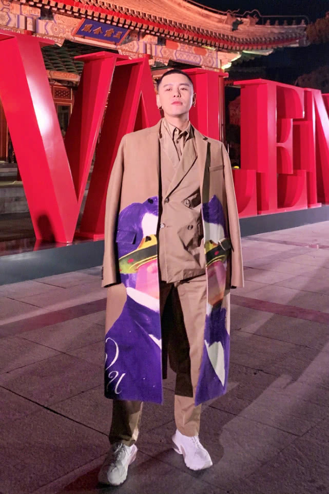 原创时尚博主gogoboi吐槽杨洋晚会造型最可怕的着装cos的犀利哥