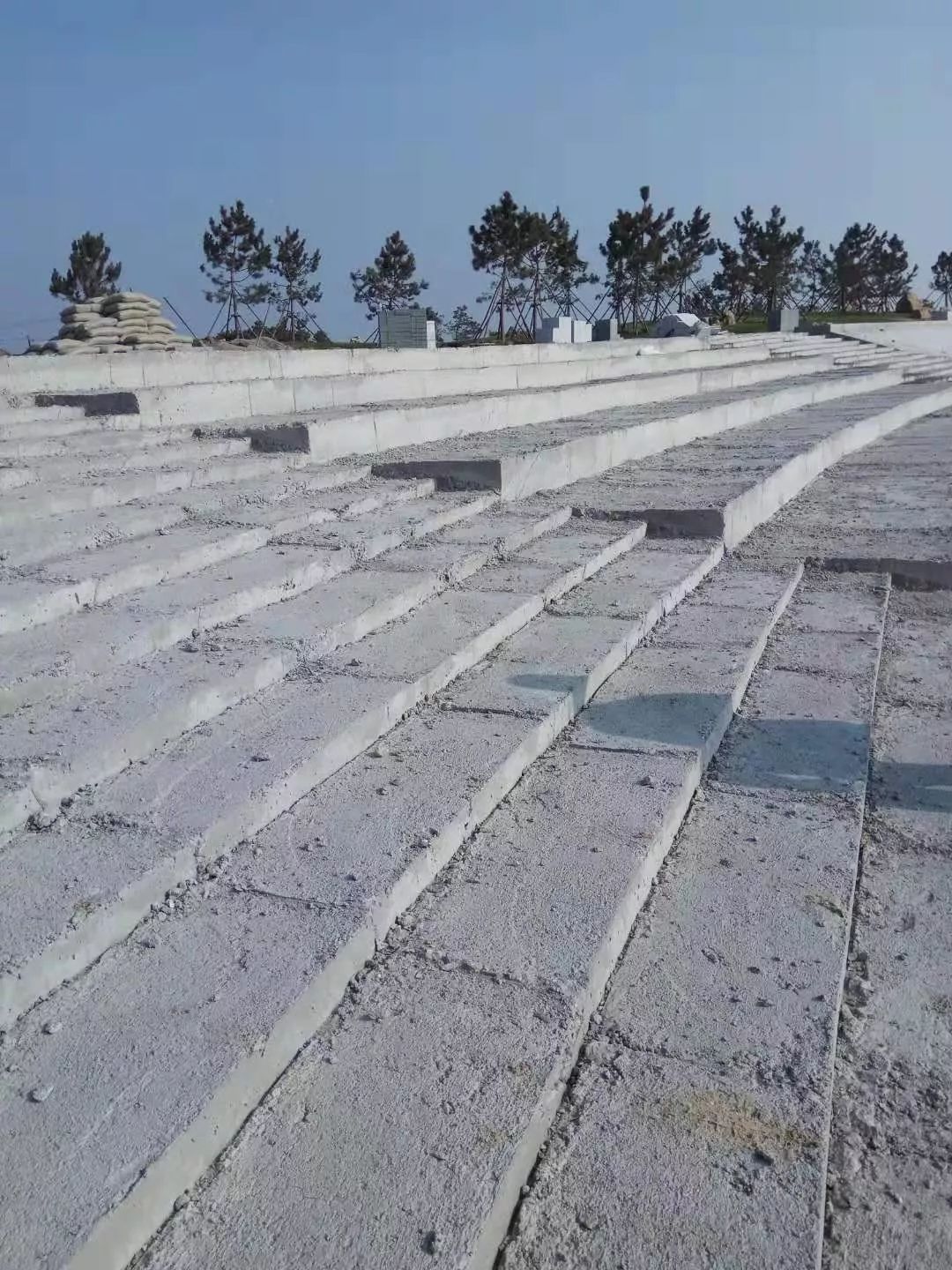 这段步道开始铺火烧石地砖滴水湾附近的步道又铺上了一层水泥,再铺小