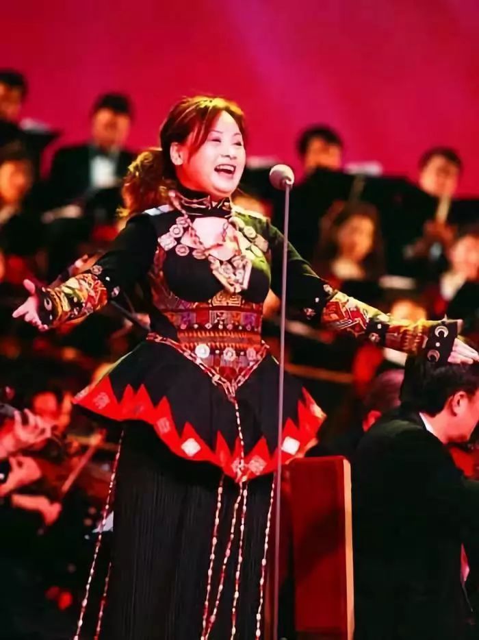 李琼看清了这个世界现她成为了中国武警的文工团歌手没事唱唱歌旅旅游