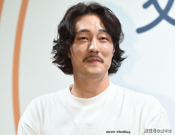 原创男神苏志燮近照曝光留长发蓄小胡须油腻大叔的即视感