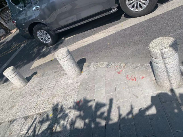 转角遇到的不是爱是惊吓深圳一人行道长出围墙