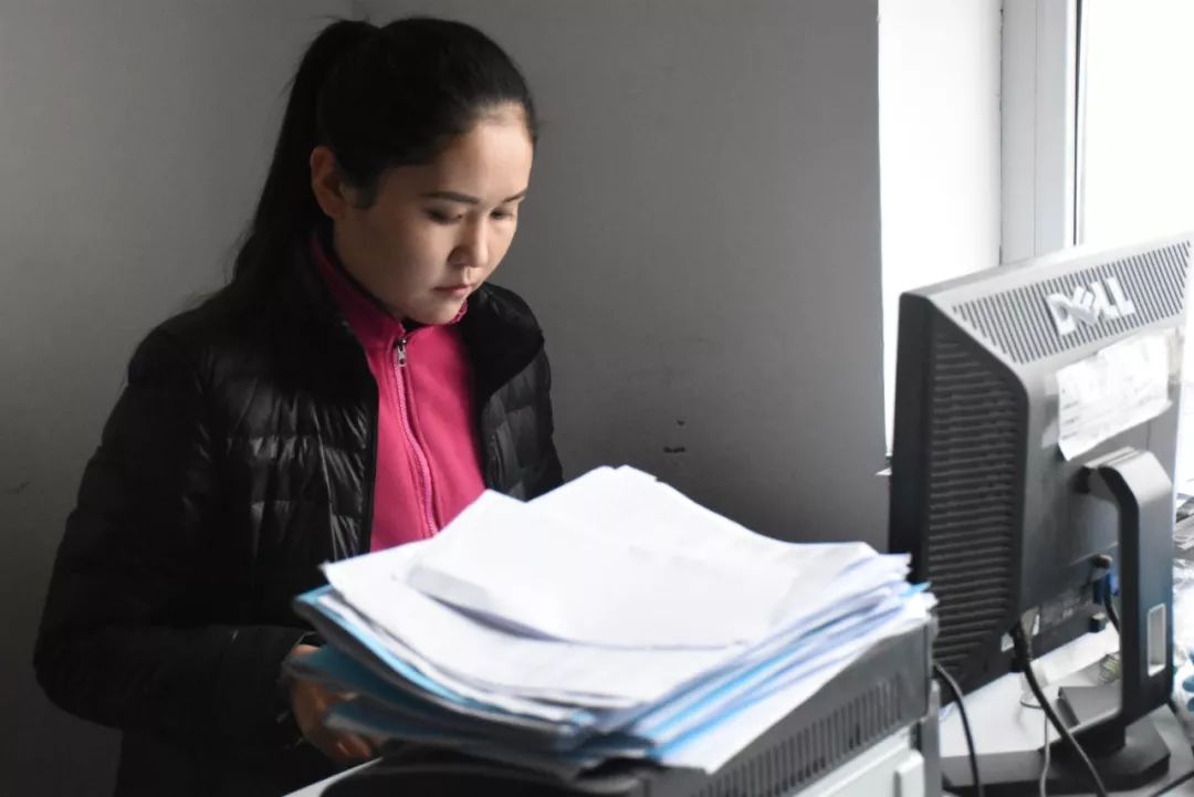 【民族团结一家亲】 亲戚的贴心人 人民的好干部_古丽娜尔