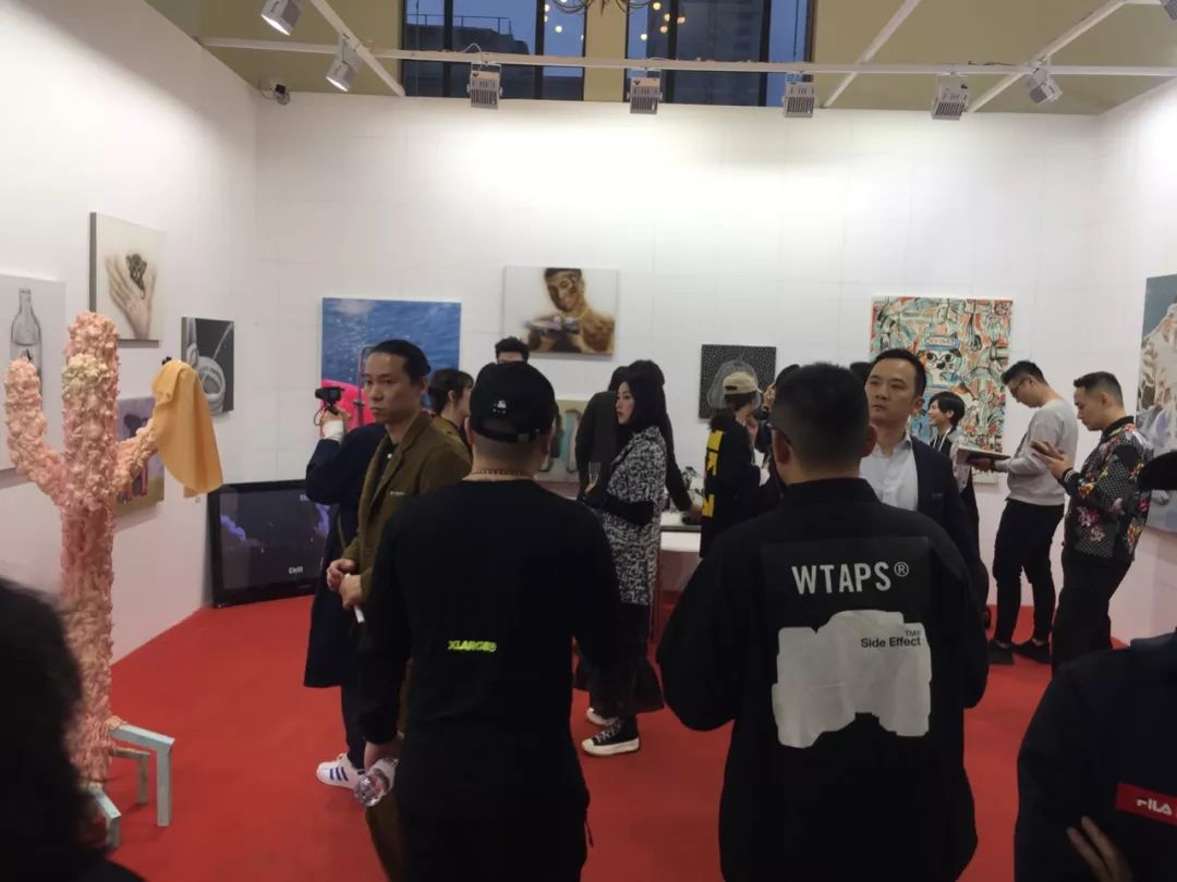 绝对艺术第7届art021开幕110家画廊云集上海展览中心