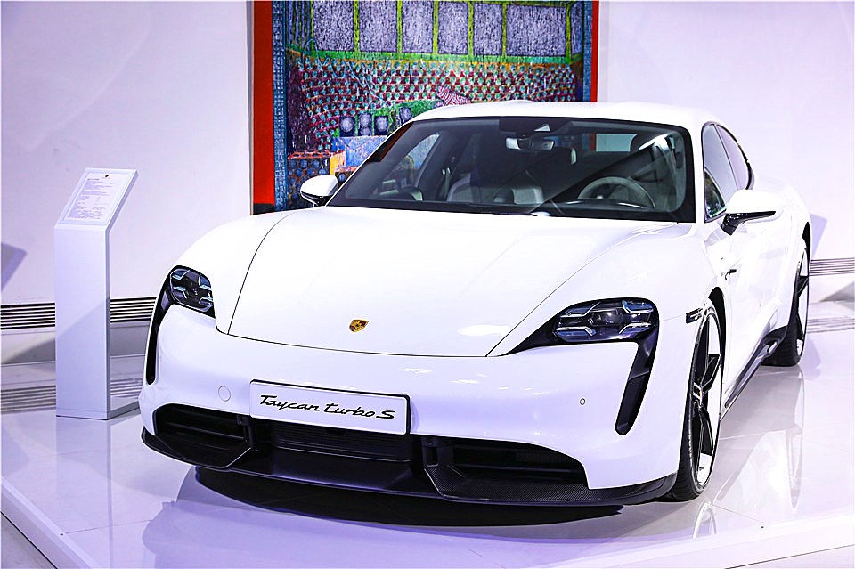 静态体验保时捷taycan最快的纯电四门跑车2020年上半年交付