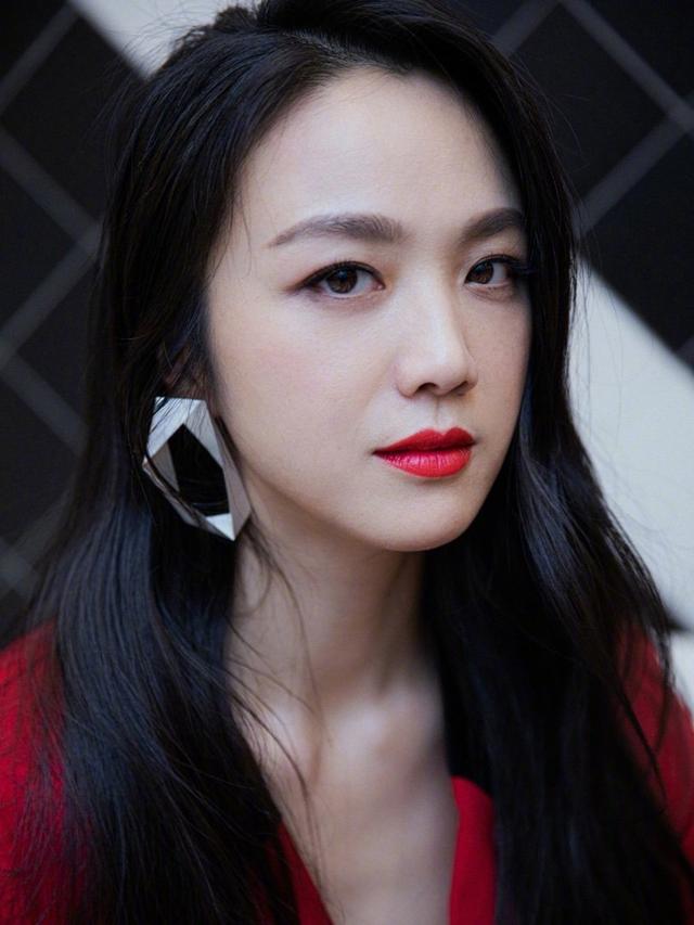 原创40岁汤唯高调现身,红色深v西装秀锁骨,红唇波浪卷尽显风情万种