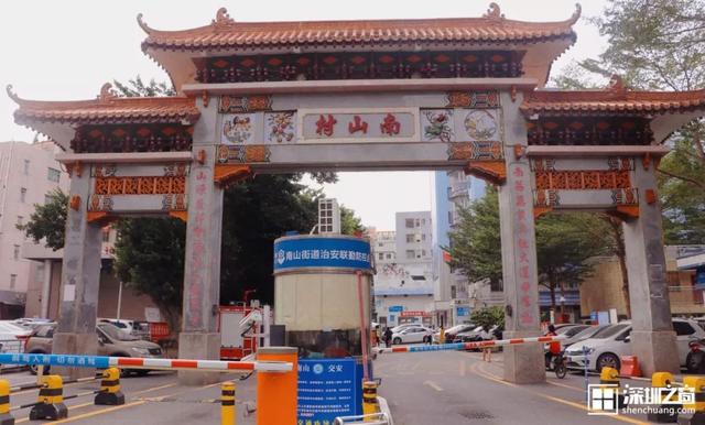 深圳最古老的城中村-03虽然周边高楼大厦林立,但岗厦村牌坊依旧给人