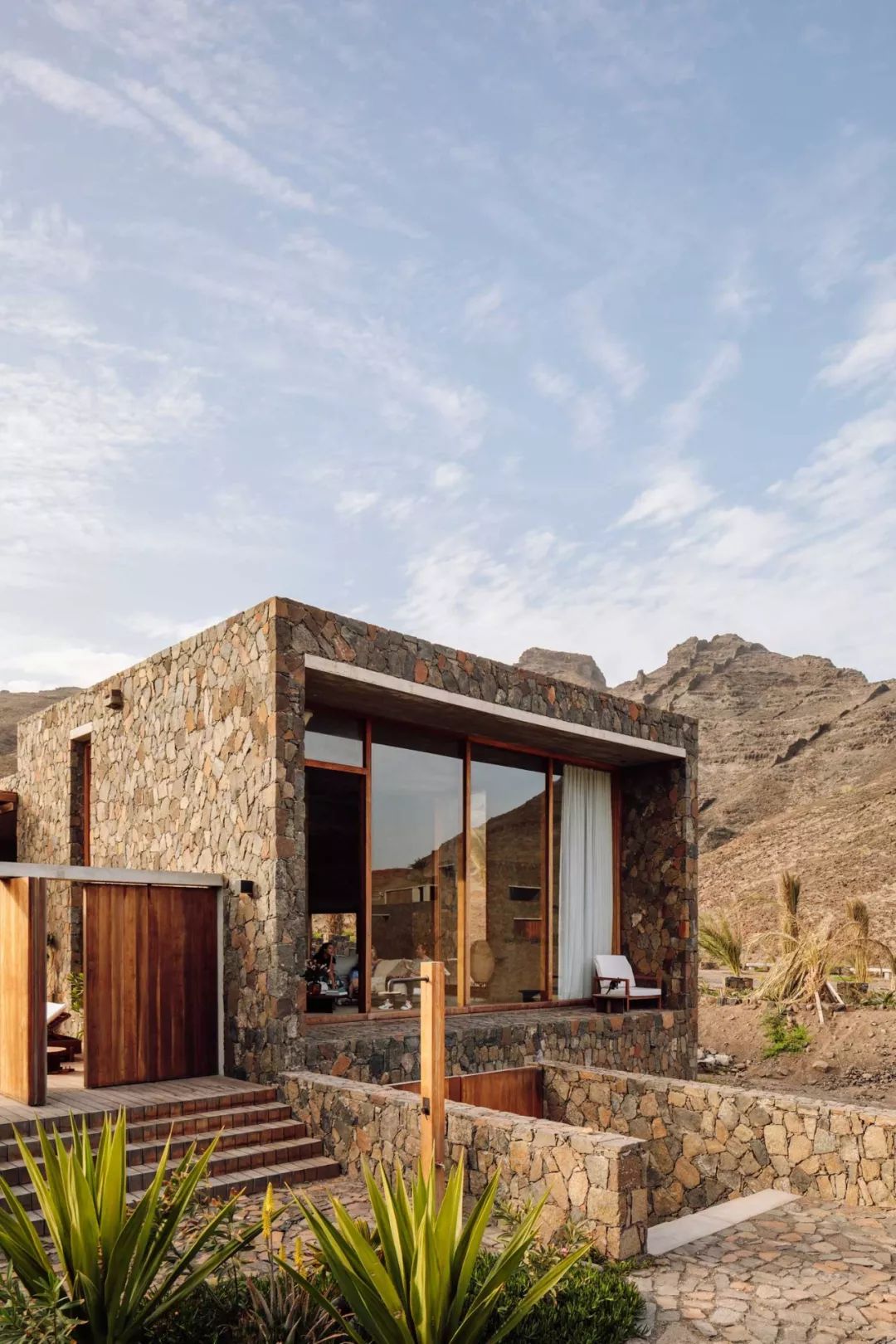 这个非洲荒岛上竟然藏着别墅,里面还如此豪华!