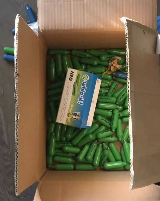 还有这种纸箱,里面都是蓝色或绿色的"子弹头",这就是把这位留学生毁成