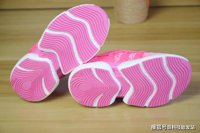 小寻爆米花儿童定位鞋的鞋底加入了橡胶材质,橡胶底上布满了波浪形的