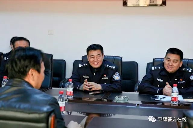 仪式上,卫辉市公安局党委成员与该公司董事长魏士全,总经理张敬利进行