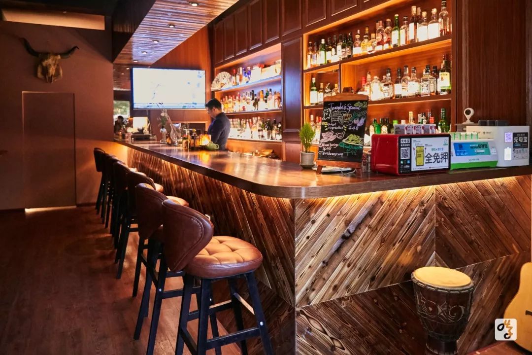 这家隐藏在社区边的复古小酒馆据说有着很多故事