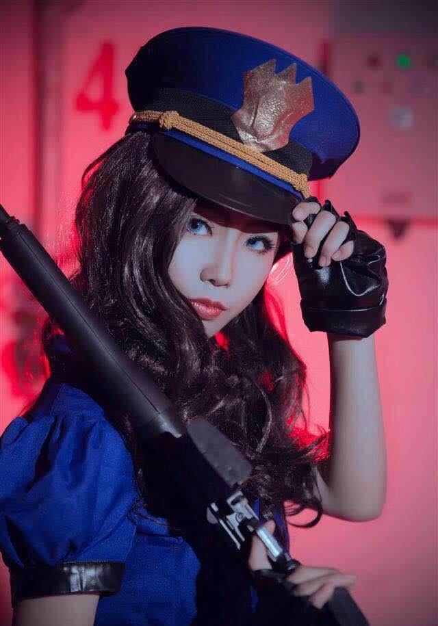 因此前期有着极强的对线压制能力;团战时由于超远的射程,女警可以非常