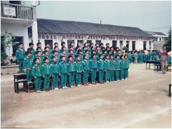 2000年学校搬入新校址,更名为胜山镇胜西小学1981年-1992年老师们在