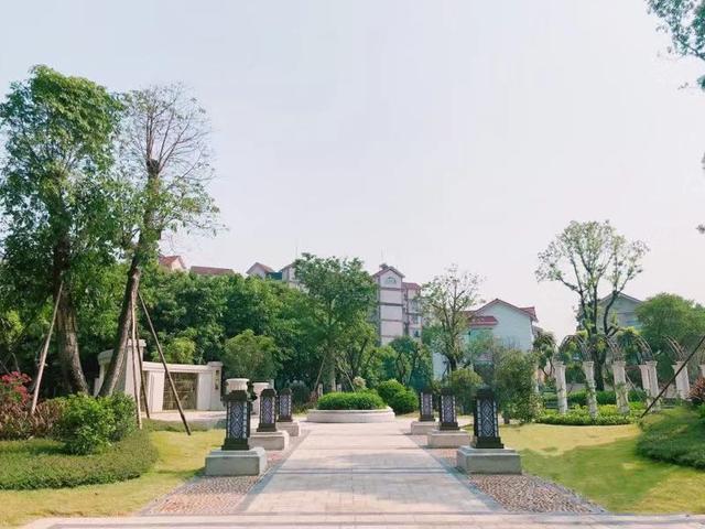 改造前的广地花园南门▼▼▼不信,我们来看看自我升级和改造后的它,都