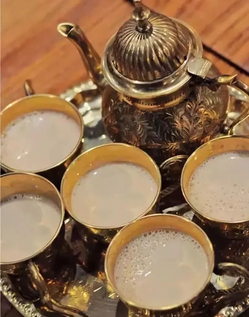 你看这天又冷了快来一碗早餐中国里的新疆奶茶暖暖身子