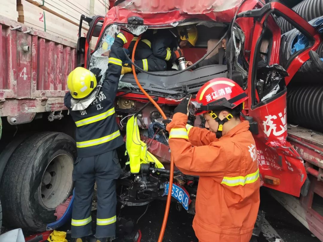 下沙服务区附近突发连环车祸!四辆车撞的不像样了!原因.