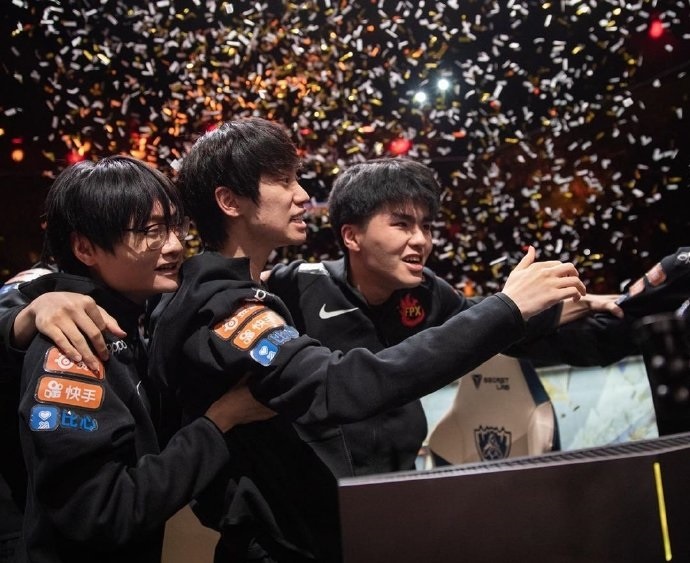 官方公布《英雄联盟》s9冠军fpx战队捧杯图_赛区