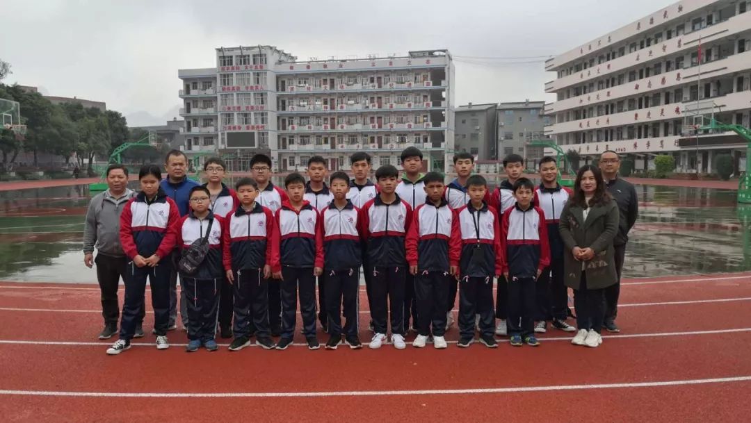 雏鹰初展翅,科技第一翔—靖西市第二中学初一高一新生领衔参加百色市