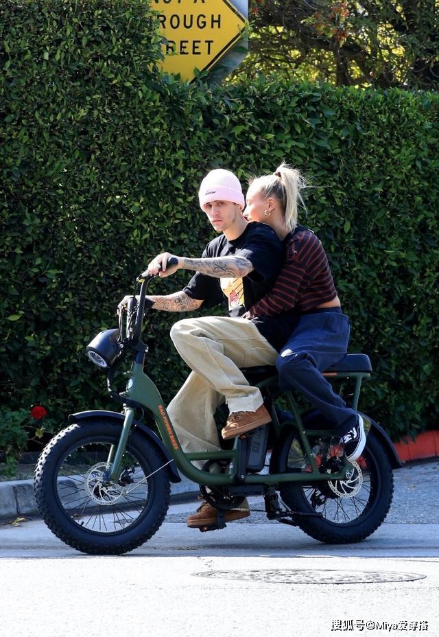 而海狸则是坐在比伯后面,一路上紧紧地搂着比伯的腰,一路笑颜甜如蜜