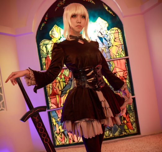 sabercosplay气质高雅的小姐姐帅气潇洒
