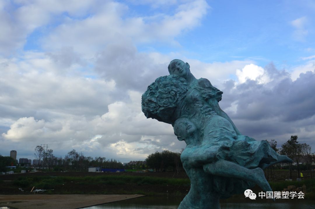 5米长春伊通河公园,2017年《逍遥游》不锈钢,长5米,2013年《听风者》