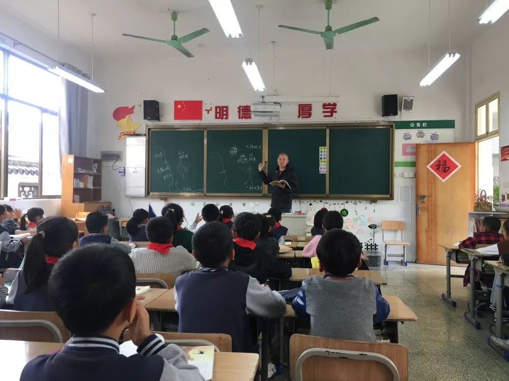 三尺讲台,三十八年风雨坚守—田心小学这位暖心的龚老师