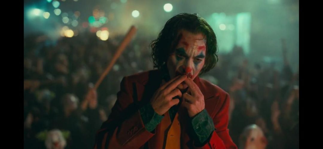 史上票房最高的r级电影,它配吗?_小丑