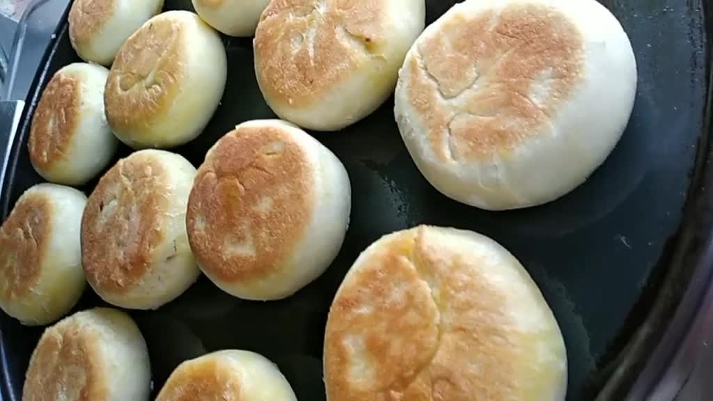 原创面点师傅手把手教大家做,传统发面肉火烧,猪肉大葱馅的喜欢吗?