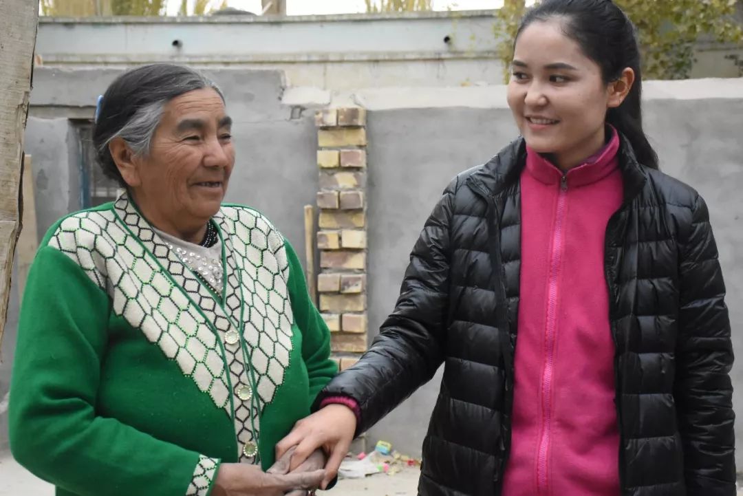 【民族团结一家亲】 亲戚的贴心人 人民的好干部_古丽娜尔