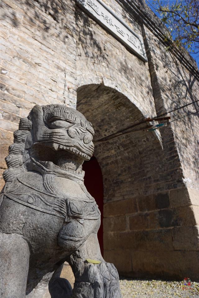 遥桥古堡进出都是同一个门,这也是它称之为"堡"而非"城"的原因.