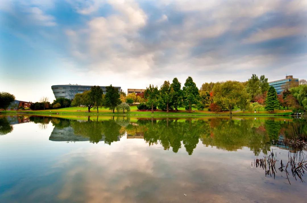 萨里大学现提供高达5000英镑的奖学金专为有志于工程物理科学的学生