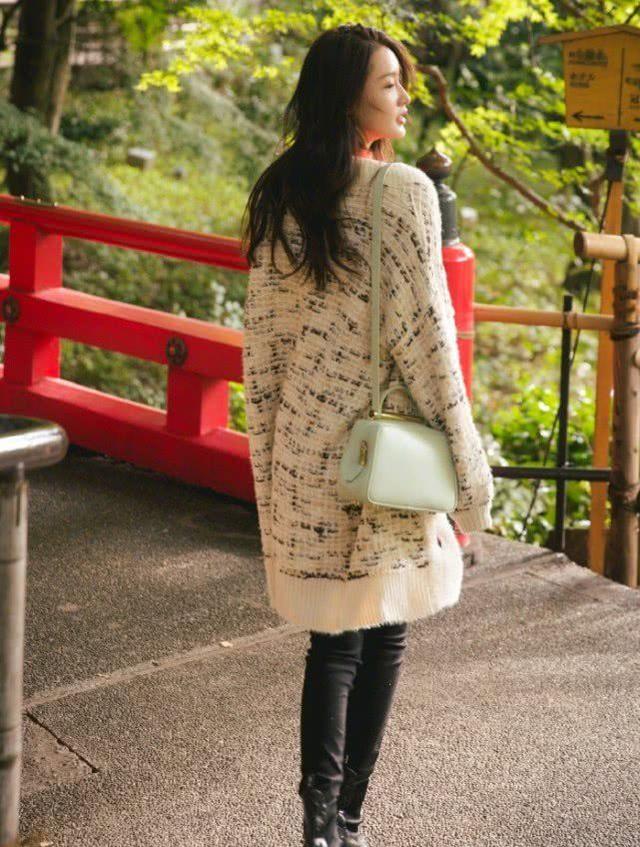 她和魏大勋在节目中谈恋爱穿紧身裤腿直成一条线男人谁不爱