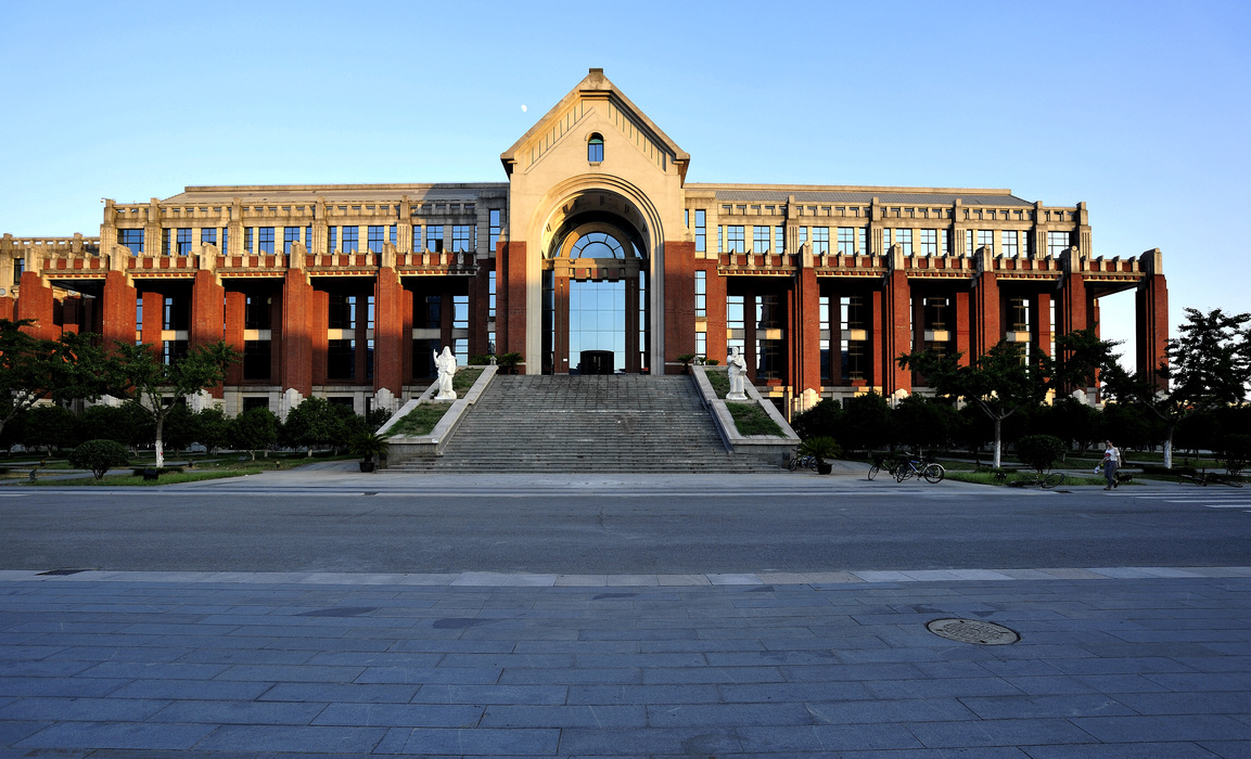 报考指南:谨慎择校,差异竞争1,报考大学时想要报考华东地区高校研究生