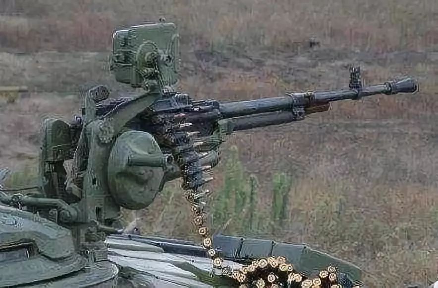 原创机枪对坦克简直就是以卵击石,为何还要持续扫射?