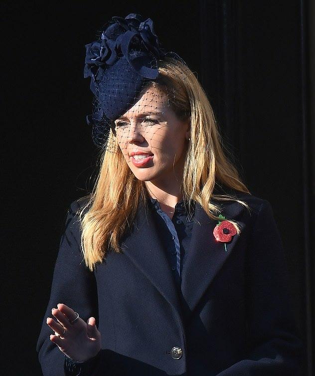 原创英国首相31岁女友不愧是准第一夫人穿1千多蓝大衣太美真节省