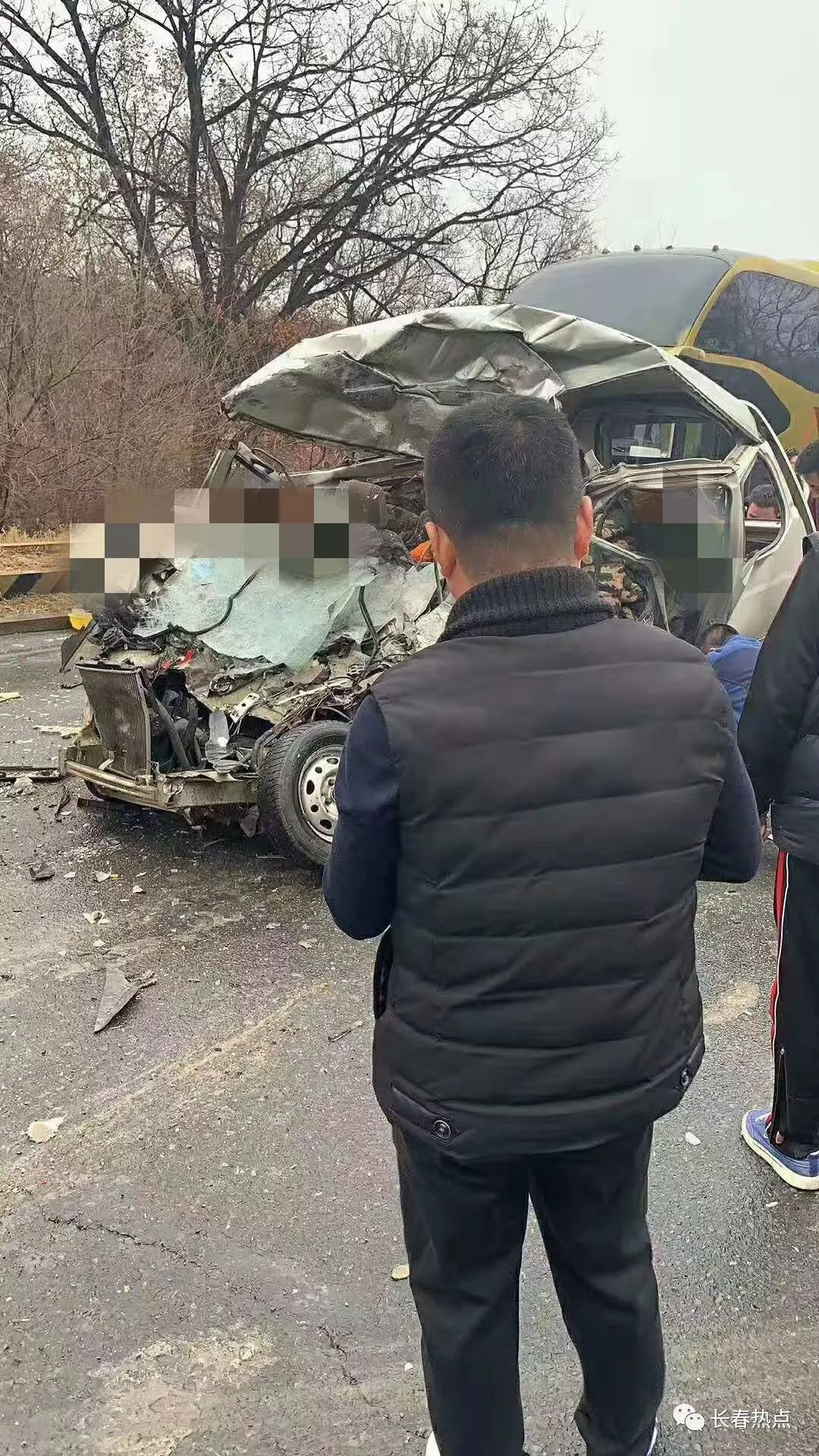 长清公路一交通事故8死6伤!一小型面包车与一重型罐车相撞!