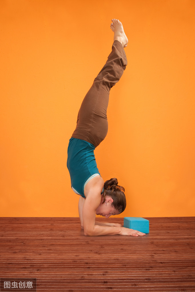 如何找到瑜伽手臂倒立的技巧?轻松完成!增强和改善身体的平衡感_姿势