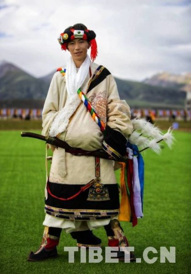 藏民们早上穿着藏袍保暖,到中午热了,便脱下一只系在腰间.