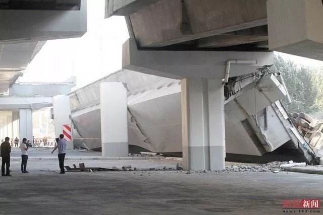 我们上个对比图:t字型的悬臂以及,给光秃秃的桥墩安装两个像托举的