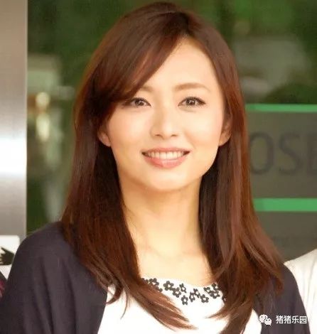 他的结婚对象是原自由播音员伊藤绫子(38岁),伊藤绫子进入秋田放送