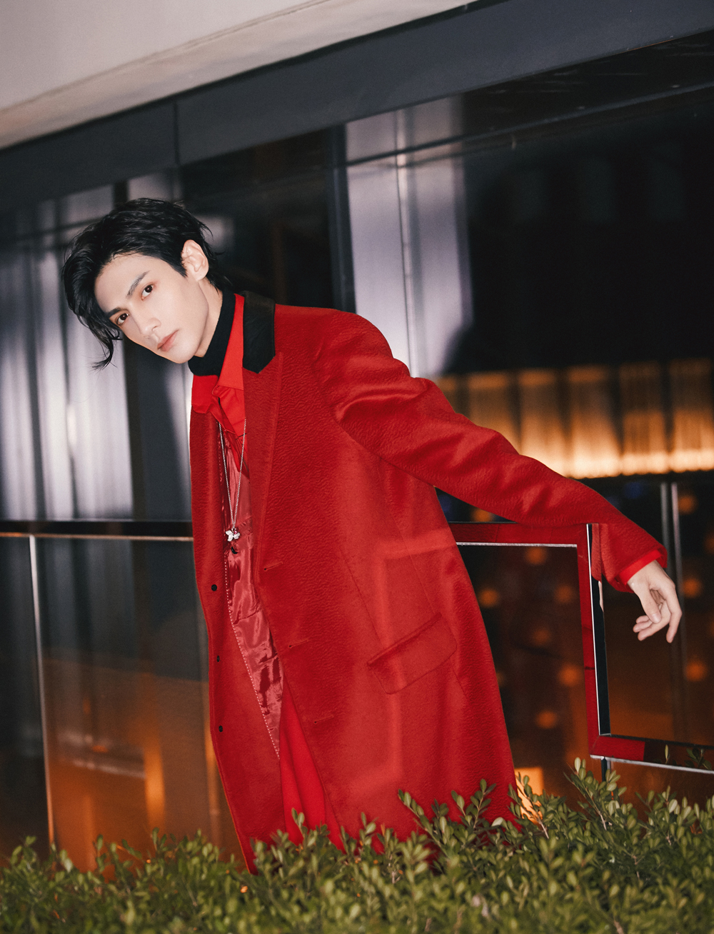 罗云熙助阵双十一狂欢夜,一袭红衣惊艳献唱《大鱼》